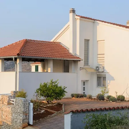 Apartman Plavet شقة *